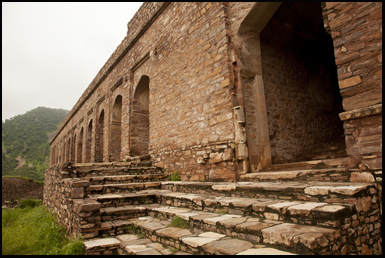 Bhangara Fort is considered to be the most haunted places in India 